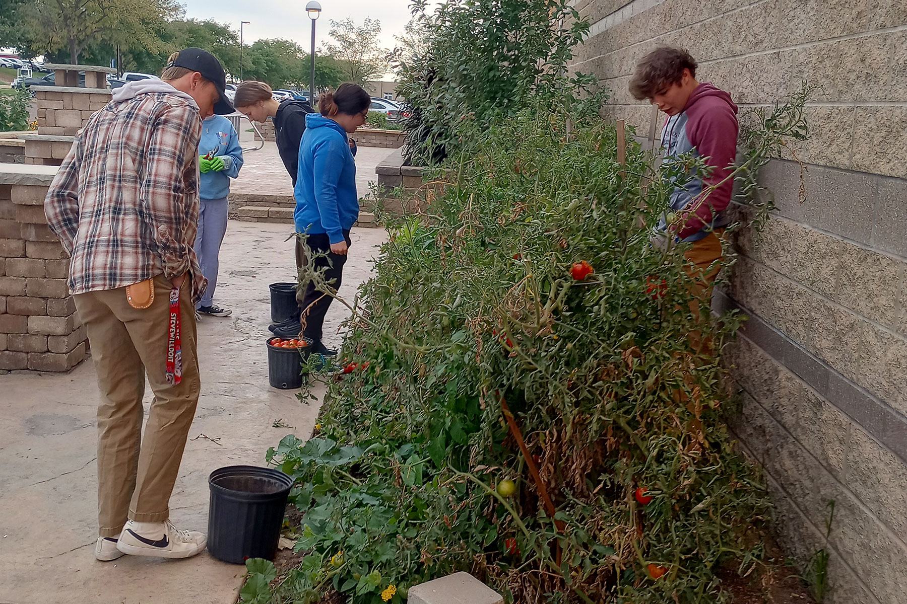 Group photo of students and horticulture harvest